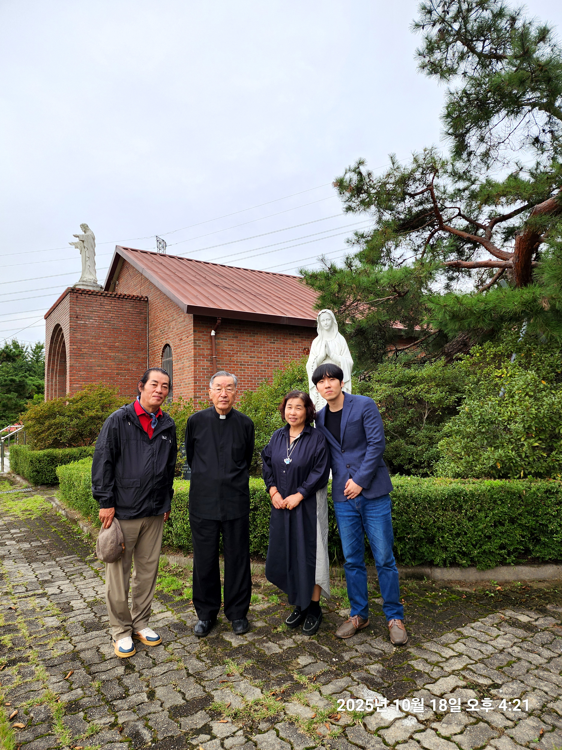 용인에서 온 가족들, 1972년 용인성당에서 몬시뇰께 첫영성체를 했다고 인사옴(2025.10.18)