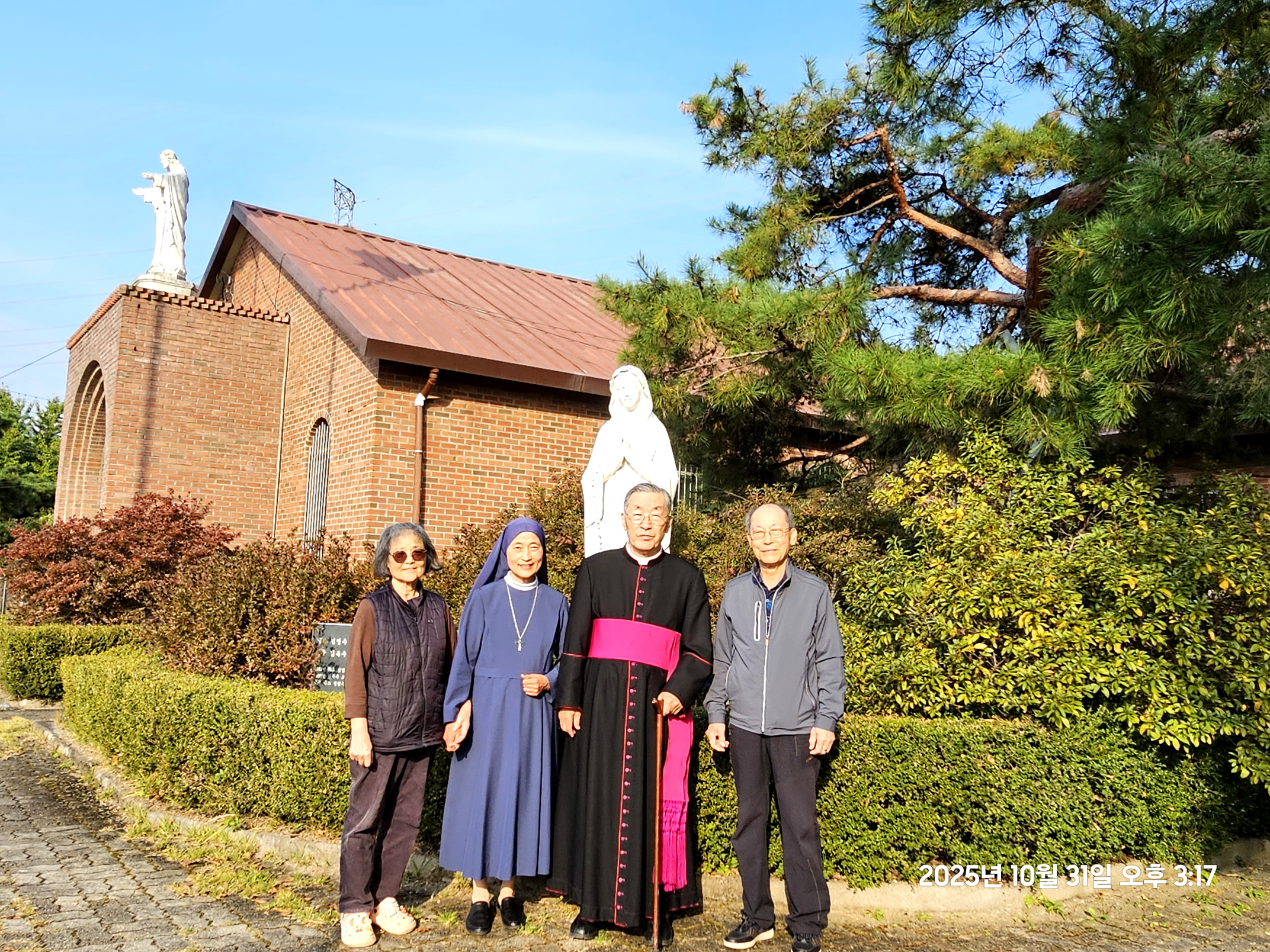 신장본당 출신 스승예수제자수녀회 장마리아 인노첸시 수녀님 휴가 중 오빠 장명희 회장님과 함께 곡수리 시골 공소로 변기영 몬시뇰 인사차 예방(2025.10.31).
