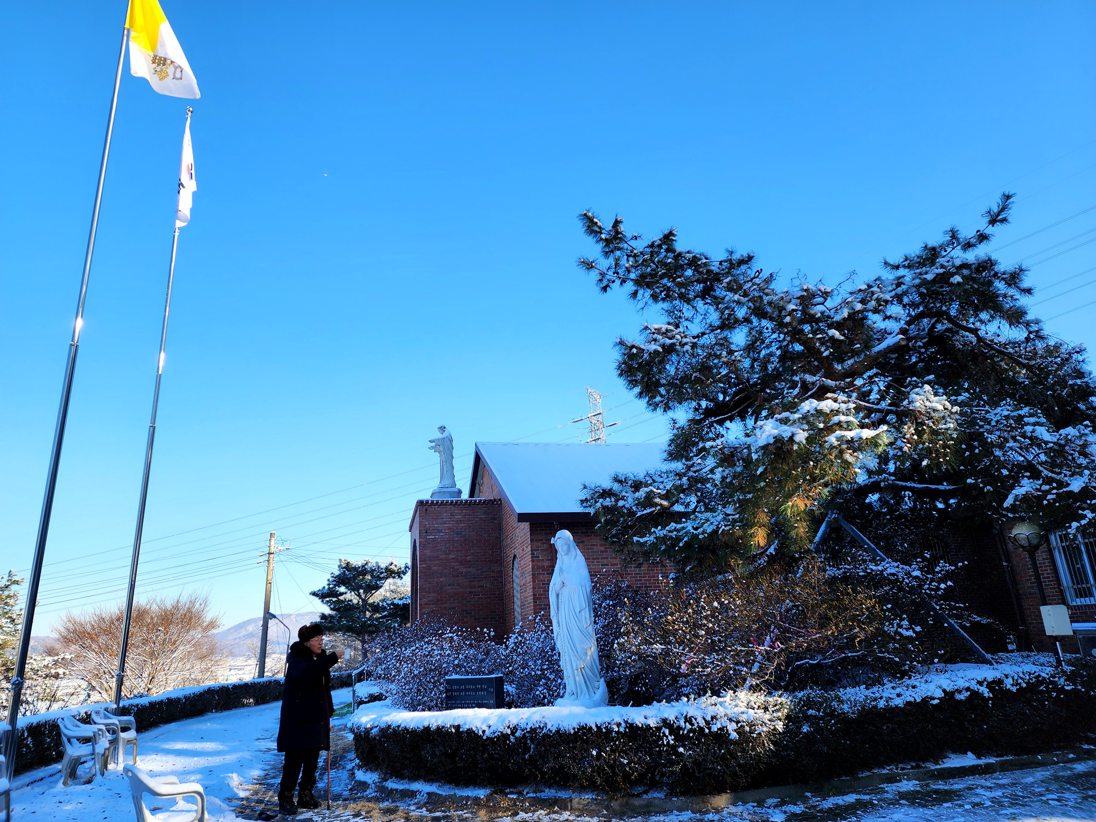 곡수공소 성당에 내리는 금년 첫 눈을 머리에 이고 선 성모상 앞에서, 천상 어머님께 따뜻한 커피 한 잔을 드리면서 ...!(2025.12.05)