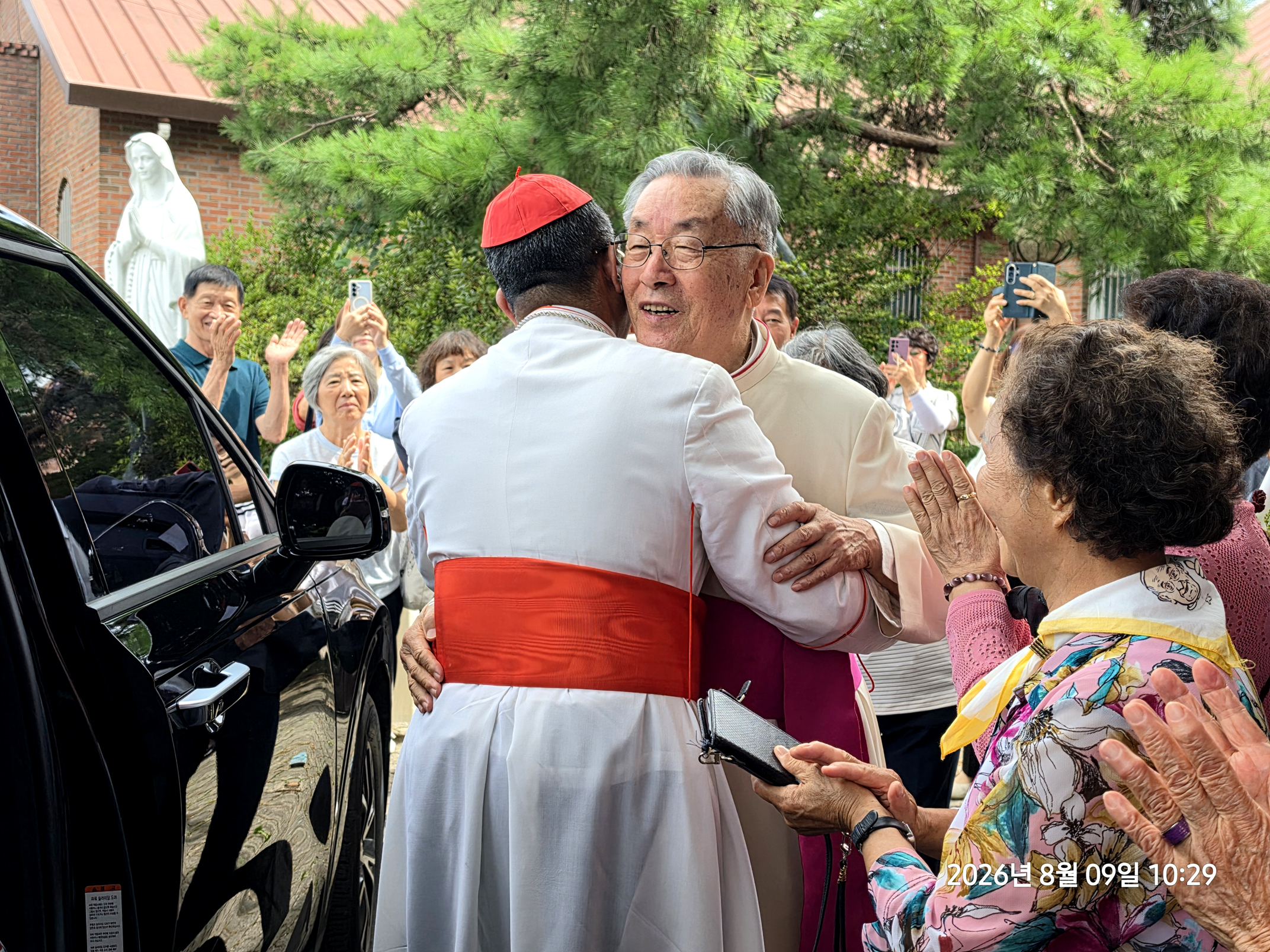 교황청 쿠바카드 장관 추기경 방문(Welcome George Jacobe Cardinal KOOVAKAD), 교황청 쿠바카드 장관 추기경 곡수성당 사우거사기념서재 변기영 몬시뇰 방문,주일미사 공동집전 2026년 8월 9일, 주일 오전 11시 미사, 교황강복장 전달-12