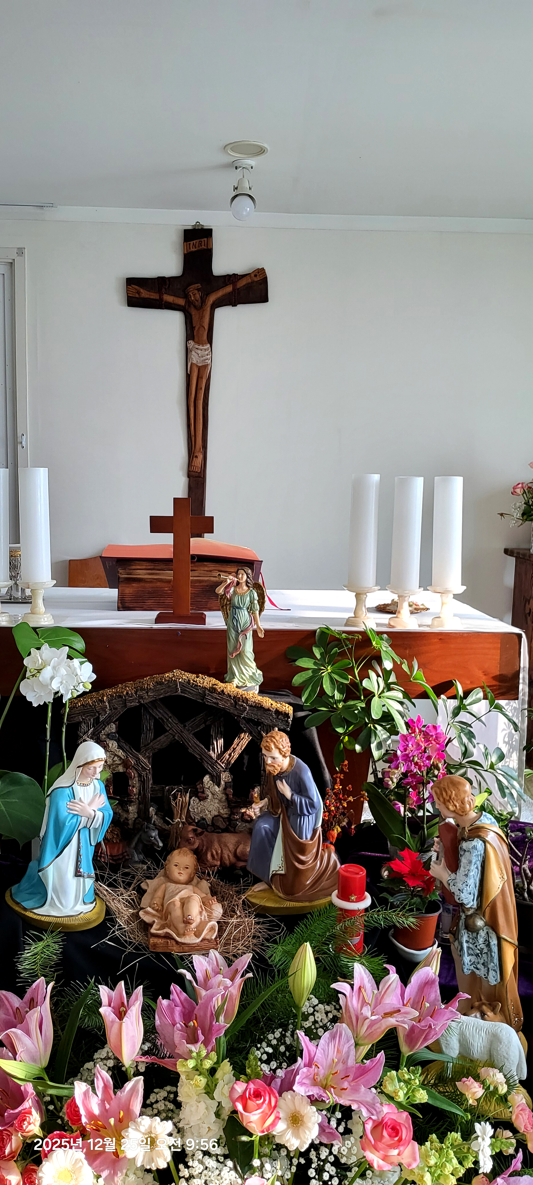 수원 순교 가르멜여자 수도원 성탄 꽃꽂이(2025.12.24)와 수녀님들과 눈사람(2025.12.13)